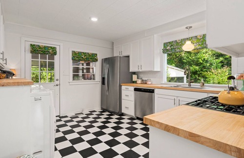 Laurel House | Cozy Bungalow less than 2 miles from downtown Laurel