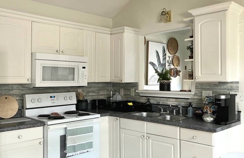 Rockport House | Cozy bungalow w/King bed - mins from Goose Island State Park