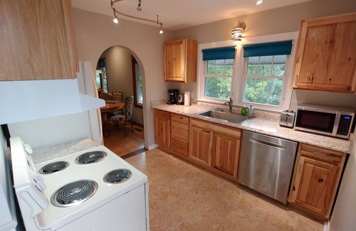 Weaverville House | Cozy bungalow.walk to downtown Weaverville!