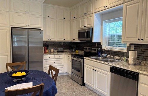 Burleson House | Cozy bungalow with full kitchen/pool in Burleson - Perfect for a cozy getaway
