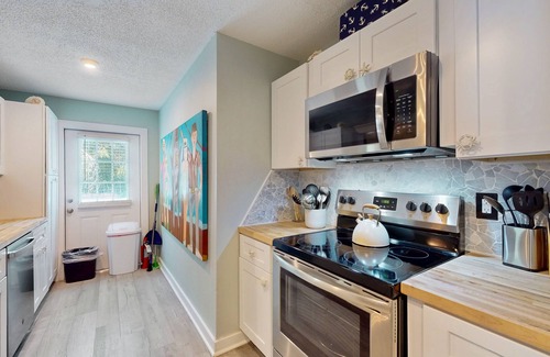 Bayou Oaks House | Cozy bungalow with shared pool, internet, onsite washer and dryer