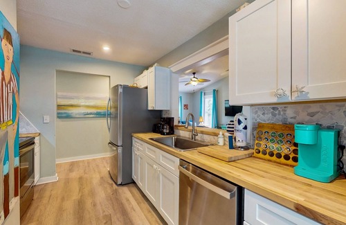 Bayou Oaks House | Cozy bungalow with shared pool, internet, onsite washer and dryer