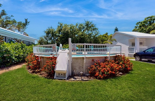 Bayou Oaks House | Cozy bungalow with shared pool, internet, onsite washer and dryer