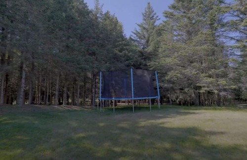 Tyrone House | Cozy Bunkie by a Tranquil Freshwater Pond in Clarington, Ontario