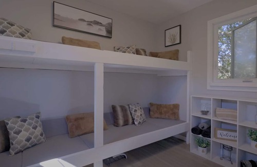 Tyrone House | Cozy Bunkie by a Tranquil Freshwater Pond in Clarington, Ontario
