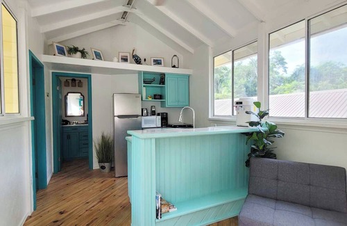 Antoneys Cay Cottage | Cozy Cabana, 1-Minute Walk to the beach and Pool & Budget-Friendly!