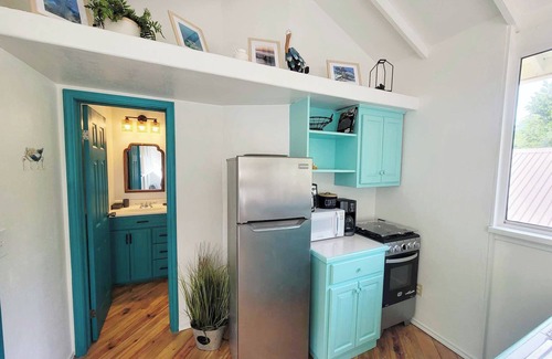 Antoneys Cay Cottage | Cozy Cabana, 1-Minute Walk to the beach and Pool & Budget-Friendly!