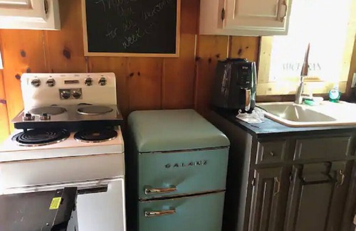Carp Lake Cabin | Cozy Cabin -1 Min to Lake, BBQ, Firepit & Fast Wi-Fi