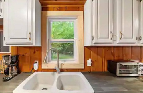 Carp Lake Cabin | Cozy Cabin -1 Min to Lake, BBQ, Firepit & Fast Wi-Fi