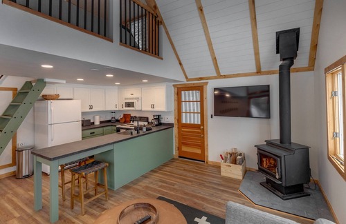 Merrifield Cabin | Cozy cabin 25ft off the water! Near shopping, Restaurants, Attractions & Golf!