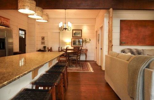 Clarkesville Cabin | Cozy cabin across from Lake Burton in beautiful N GA mtns, a "Retreat at Burton"