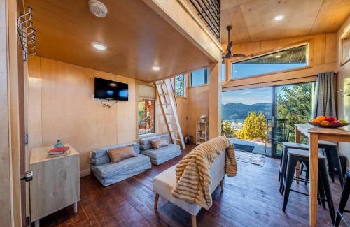 Glendale House | Cozy Cabin and Stargazing Dome Bedroom Deck BBQ Hammocks