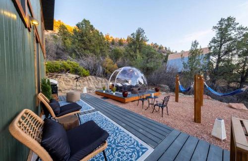 Glendale House | Cozy Cabin and Stargazing Dome Bedroom Deck BBQ Hammocks