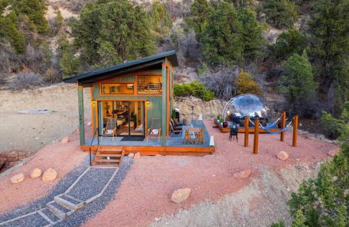 Glendale House | Cozy Cabin and Stargazing Dome Bedroom Deck BBQ Hammocks