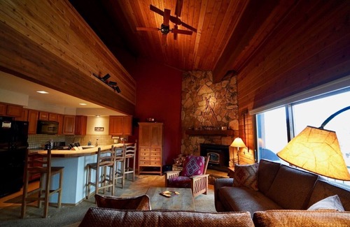 Mammoth Lakes Condo | Cozy Cabin Feel Condo! Ideal Location On A Quiet Cul De Sacn 5% WEEKLY DISCOUNT