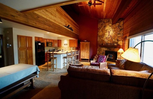 Mammoth Lakes Condo | Cozy Cabin Feel Condo! Ideal Location On A Quiet Cul De Sacn 5% WEEKLY DISCOUNT