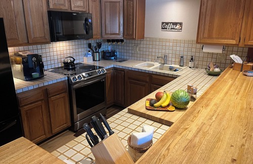 Mammoth Lakes Condo | Cozy Cabin Feel Condo! Ideal Location On A Quiet Cul De Sacn 5% WEEKLY DISCOUNT