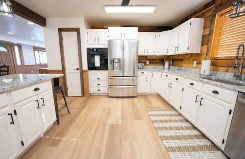 Midway Cabin | Cozy Cabin for the Whole Family!
