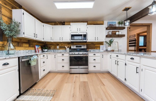 Midway Cabin | Cozy Cabin for the Whole Family!