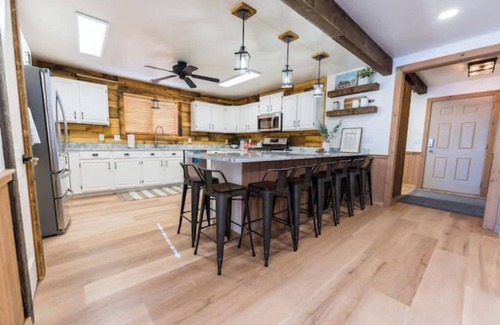 Midway Cabin | Cozy Cabin for the Whole Family!