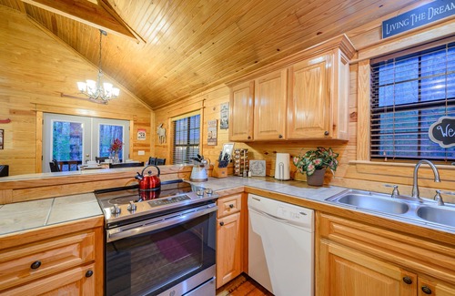 Broken Bow Cabin | Cozy cabin getaway with Hot Tub and games; Sleeps 6. Close to lake and trails!