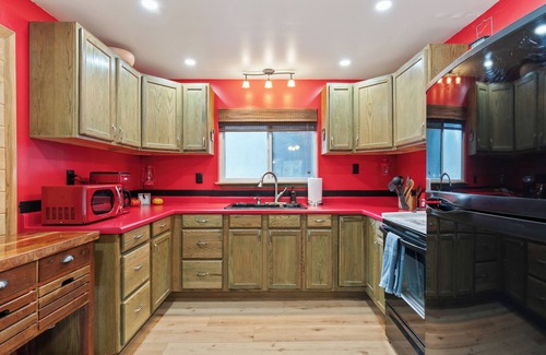 Duck Creek Village Cabin | Cozy Cabin & Hot Tub Pet Friendly with AC and Fast WiFi in Duck Creek Village