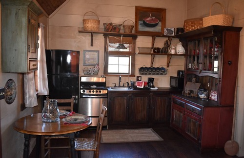 Walnut Shade Cabin | Cozy Cabin; hot tub; brkfst; pool; minutes from Branson!