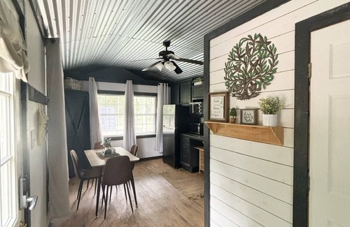 Montgomery Cabin | Cozy cabin in charming Richards with WiFi and AC