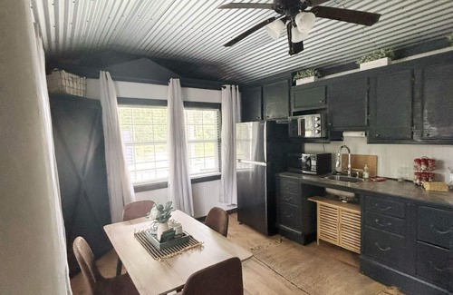 Montgomery Cabin | Cozy cabin in charming Richards with WiFi and AC