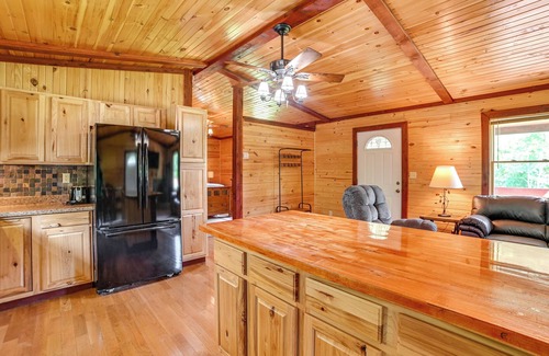 Hardin Cabin | Cozy Cabin in Hardin ~ 1 Mi to Kentucky Lake!