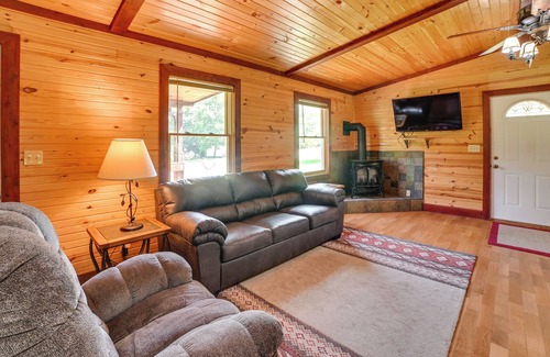 Hardin Cabin | Cozy Cabin in Hardin ~ 1 Mi to Kentucky Lake!