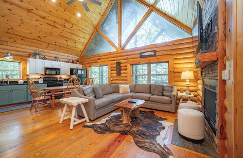 Thayerville Cabin | Cozy Cabin in Pines w/Soothing Hot Tub