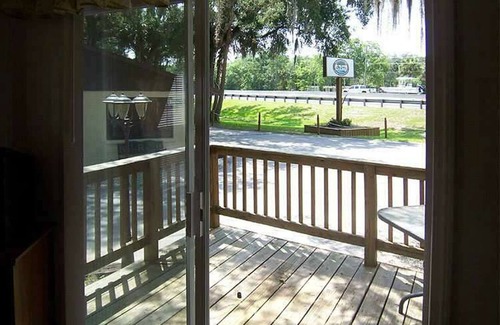 Lake Panasoffkee Cottage | Cozy Cabin in riverfront resort