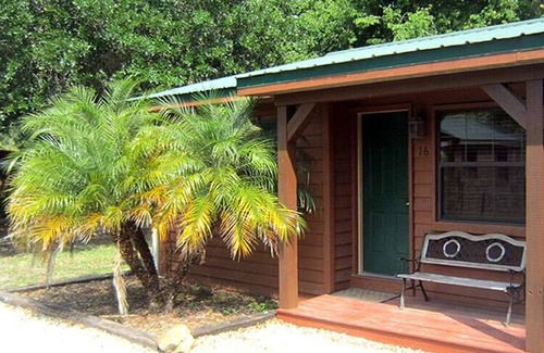 Lake Panasoffkee Cabin | Cozy Cabin in riverfront resort
