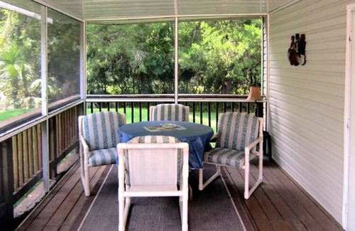 Lake Panasoffkee Cottage | Cozy Cabin in riverfront resort