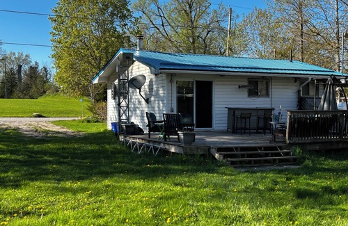 Roseneath Cabin | Cozy cabin in Roseneath with AC, a large yard and a pool.