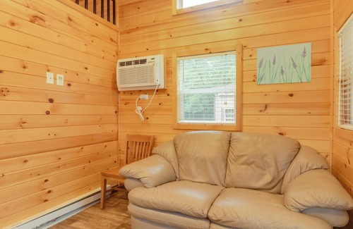 Sallisaw Cabin | Cozy Cabin in Sallisaw w/ Patio: Pets Welcome!
