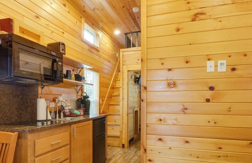 Sallisaw Cabin | Cozy Cabin in Sallisaw w/ Patio: Pets Welcome!