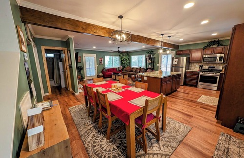 Pine House | Cozy Cabin in the Woods perfect for families!
