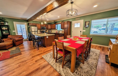 Pine House | Cozy Cabin in the Woods perfect for families!