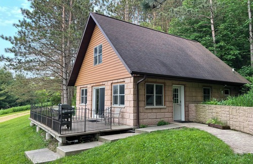 Ontario House | Cozy Cabin in the Woods near Wildcat State Park, Kickapoo River, & bike trail!