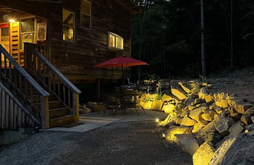 Speedwell Cabin | Cozy cabin in welcoming Speedwell with WiFi, AC