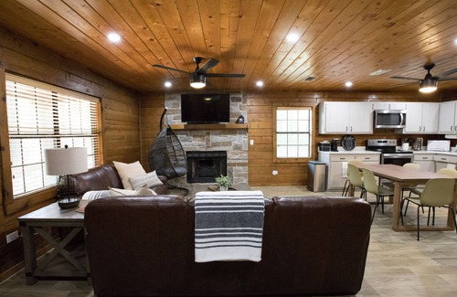 Mount Vernon Cabin | Cozy Cabin just minutes from the lake