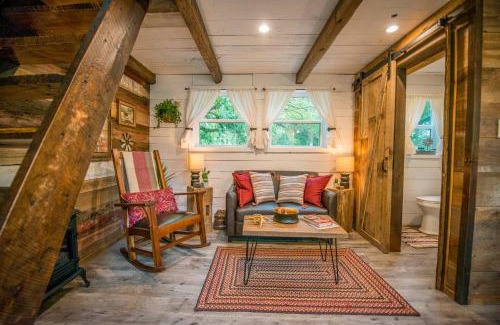 Waco House | Cozy Cabin Little Red Hen 12 min to Magnolia