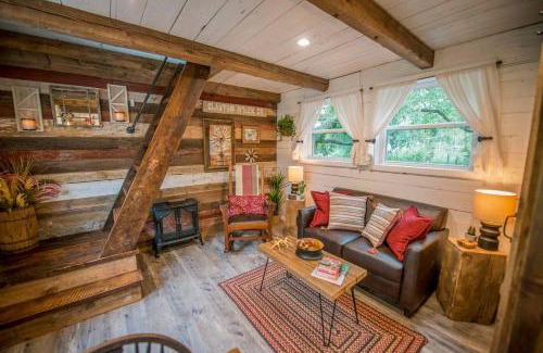 Waco House | Cozy Cabin Little Red Hen 12 min to Magnolia