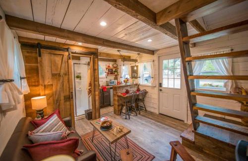 Waco House | Cozy Cabin Little Red Hen 12 min to Magnolia