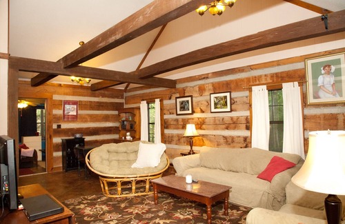 College Hill Cabin | Cozy Cabin Minutes to Square, 1.5mi to MTrade Park in Oxford