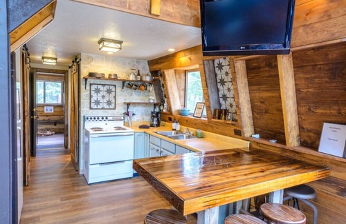 Meadow View Heights Cabin | Cozy Cabin near Bryce and Zion sleeps 4 adults max