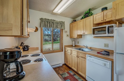 Clark Cabin | Cozy cabin near fishing, hiking, mountains, lakes, and snowmobiling!