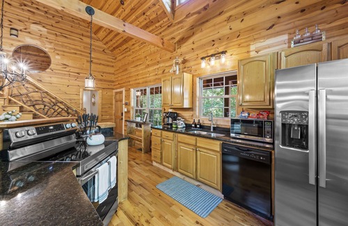Cleveland Cabin | Cozy Cabin Near Helen + Hot Tub + Fire Pit + Game Room + More